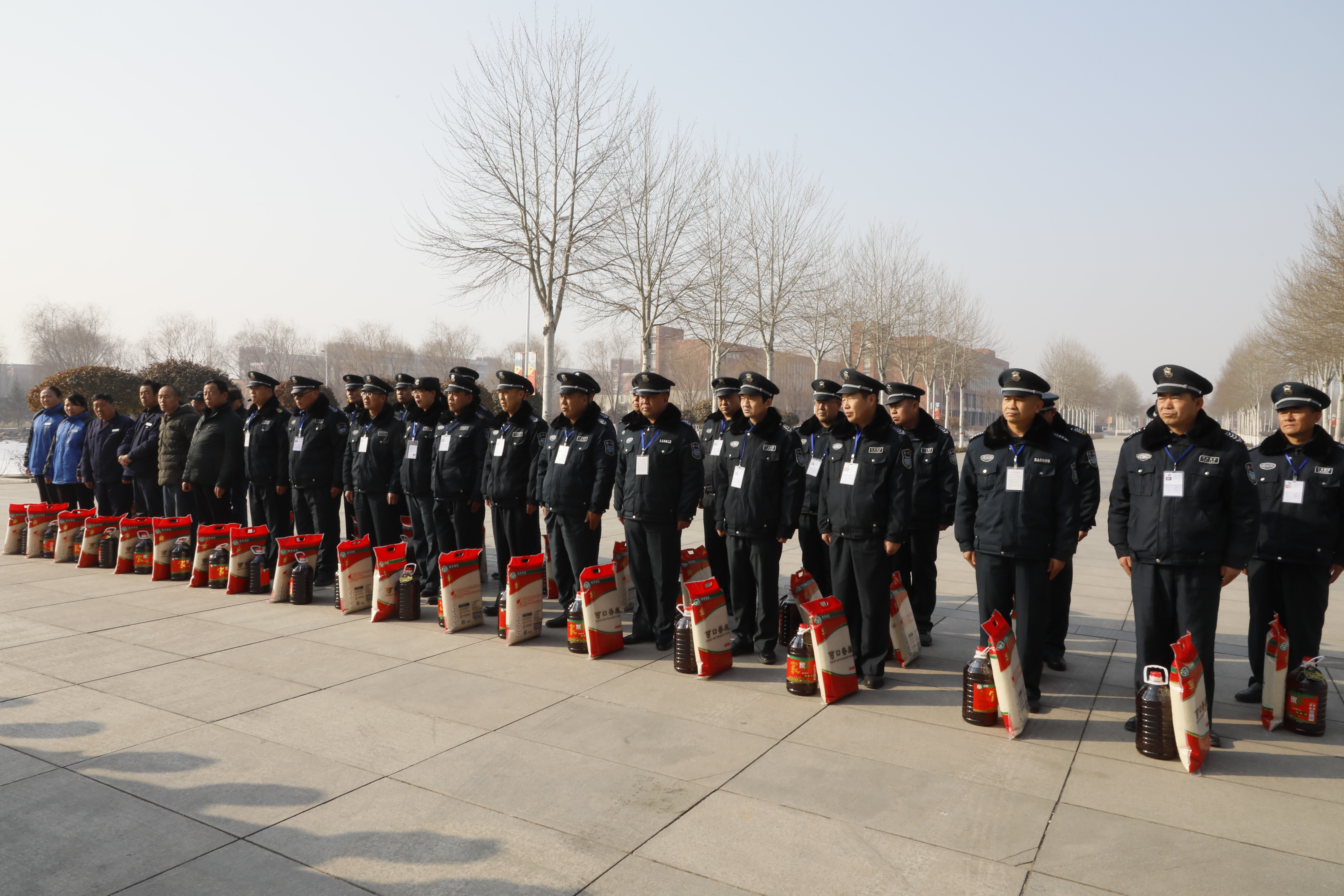 校领导春节前慰问安保,后勤一线值班人员