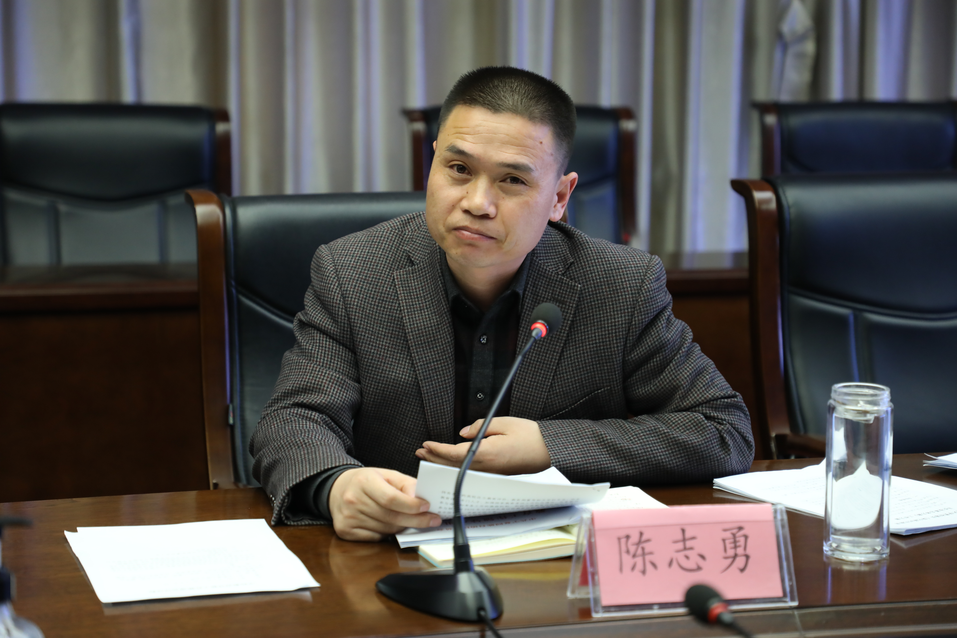 副校长陈志勇传达学习《自治区党委教育工作领导小组办公室通报》并领